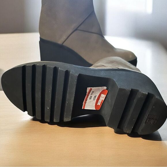 Eileen Fisher Kard Ankle Booties 8.5 Tan
NWOB Platform Wedge Boots Leather - Picture 4 of 10